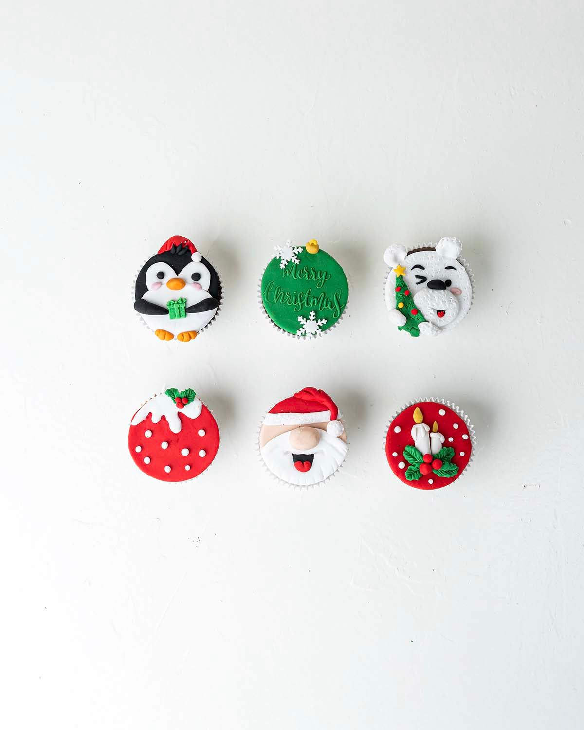 6 Christmas CupcakesChocolate & ConfectioneryYour Gift Contains:• 6 Christmas Theme cupcakes• Flavor: Chocolate/Vanilla/Red Velvet• Box Size: 24 x17x14cmHandling and Storage• Keep away from direct heat and sunlight• Best stored between 12-18 °C• Not Suita