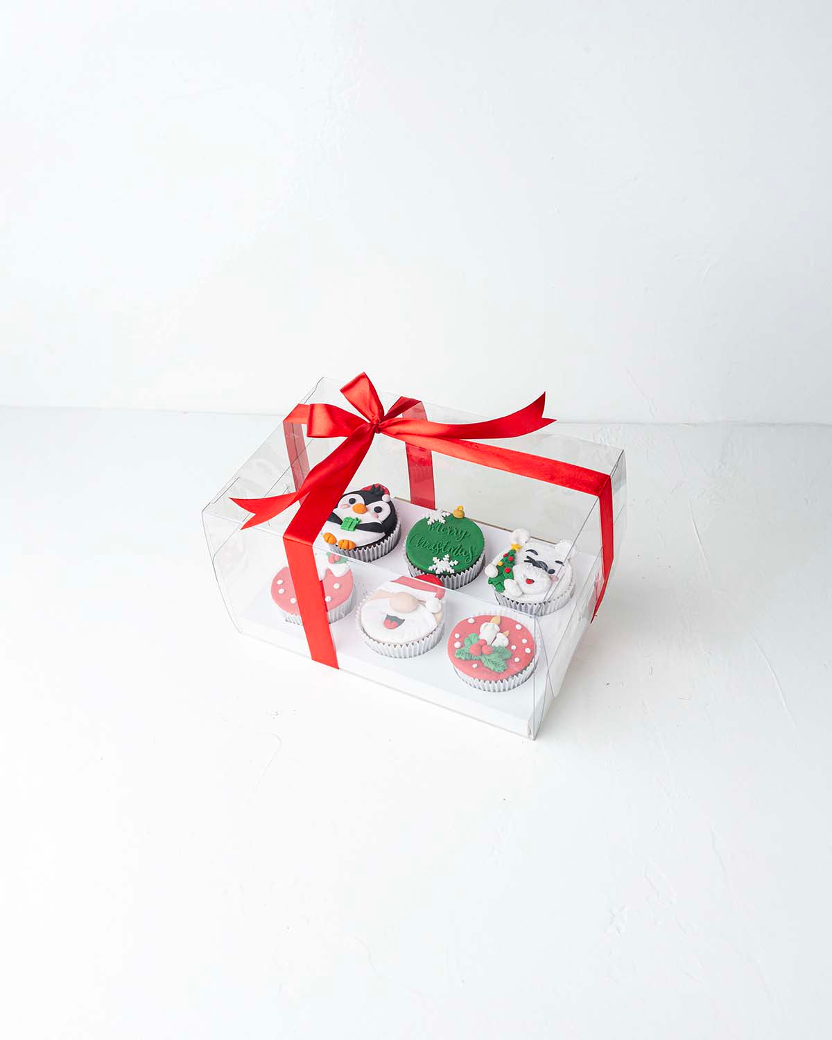 6 Christmas CupcakesChocolate & ConfectioneryYour Gift Contains:• 6 Christmas Theme cupcakes• Flavor: Chocolate/Vanilla/Red Velvet• Box Size: 24 x17x14cmHandling and Storage• Keep away from direct heat and sunlight• Best stored between 12-18 °C• Not Suita