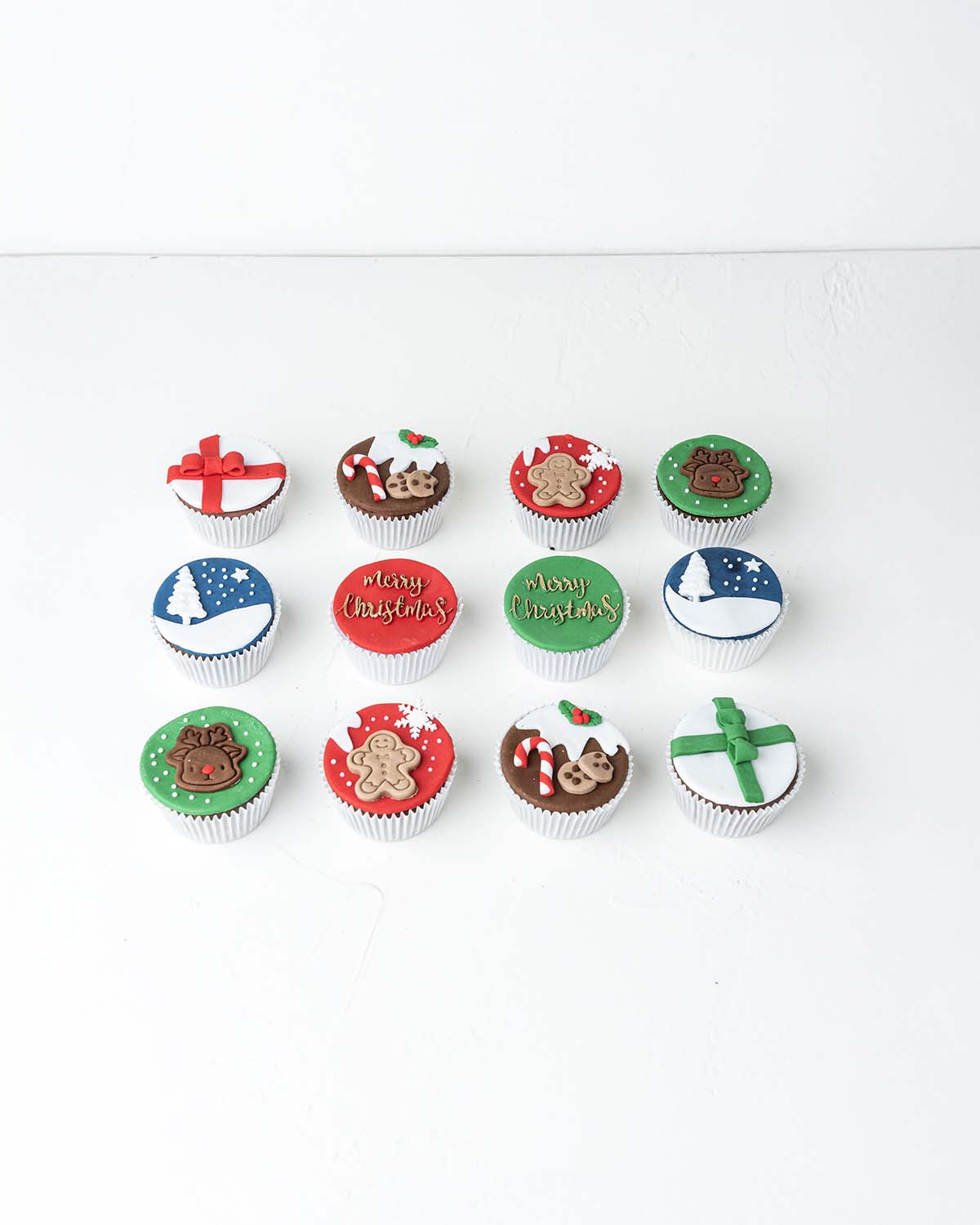 12 Christmas CupcakesChocolate & ConfectioneryYour Gift Contains:• 12 Merry Christmas Theme cupcakes• Flavor: Chocolate/Vanilla/Red Velvet• Box Size: 34 x26x14cmHandling and Storage• Keep away from direct heat and sunlight• Best stored between 12-18 °C• N