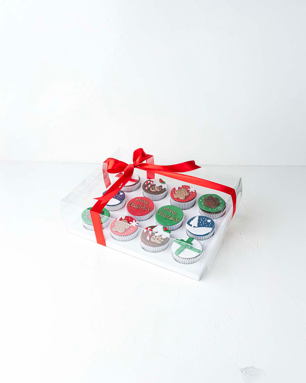 12 Christmas CupcakesChocolate & ConfectioneryYour Gift Contains:• 12 Merry Christmas Theme cupcakes• Flavor: Chocolate/Vanilla/Red Velvet• Box Size: 34 x26x14cmHandling and Storage• Keep away from direct heat and sunlight• Best stored between 12-18 °C• N