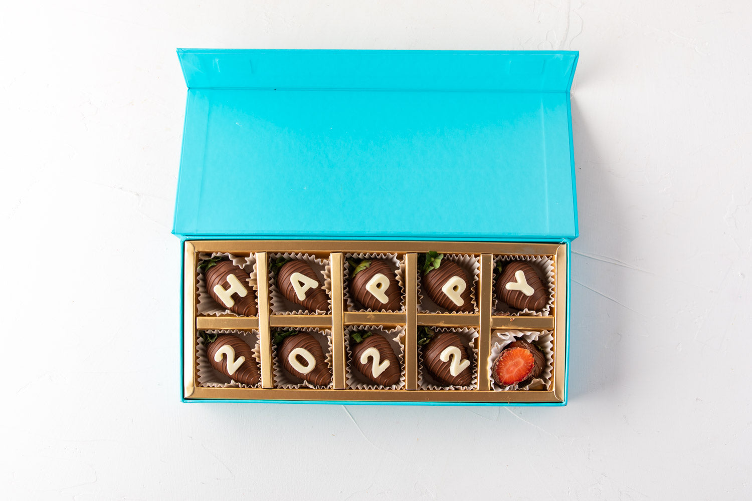 Happy 2022 Chocolate Strawberries by NJDChocolate & ConfectioneryYour Gift Contains: • 10 pieces Milk chocolate covered strawberries with "Happy 2022" message Box Size: LxBxH: 25x12x4cm HANDLING AND STORAGE Keep away from direct heat and sunlight Best sto