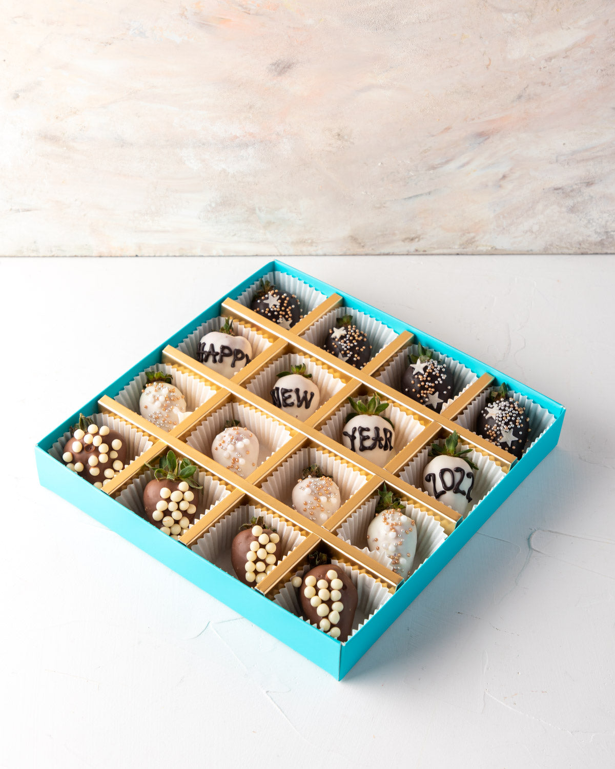 16pcs New Year Greens by NJDChocolate & ConfectioneryYour Gift Contains: • 16 pieces chocolate covered strawberries • 4 pieces dark chocolate strawberries • 4 pieces milk chocolate strawberries with rice Krispy • 8 white chocolate strawberries Box Size: L