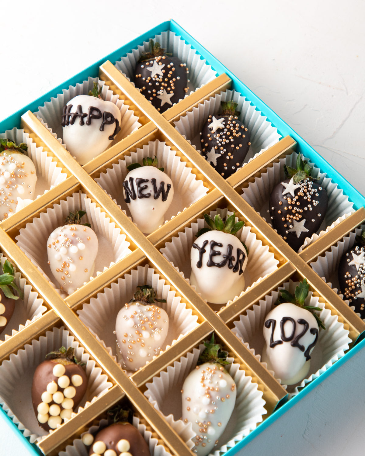 16pcs New Year Greens by NJDChocolate & ConfectioneryYour Gift Contains: • 16 pieces chocolate covered strawberries • 4 pieces dark chocolate strawberries • 4 pieces milk chocolate strawberries with rice Krispy • 8 white chocolate strawberries Box Size: L