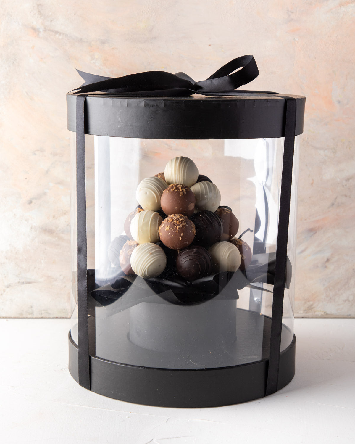 Assorted Cake pops by NJDChocolate & ConfectioneryYour Gift Contains: • 25 pieces assorted cake pops in Red Velvet and Brownie flavors Box Size: LxBxH: 21x21x27.5cm HANDLING AND STORAGE Keep away from direct heat and sunlight Best stored between 15-20 °C