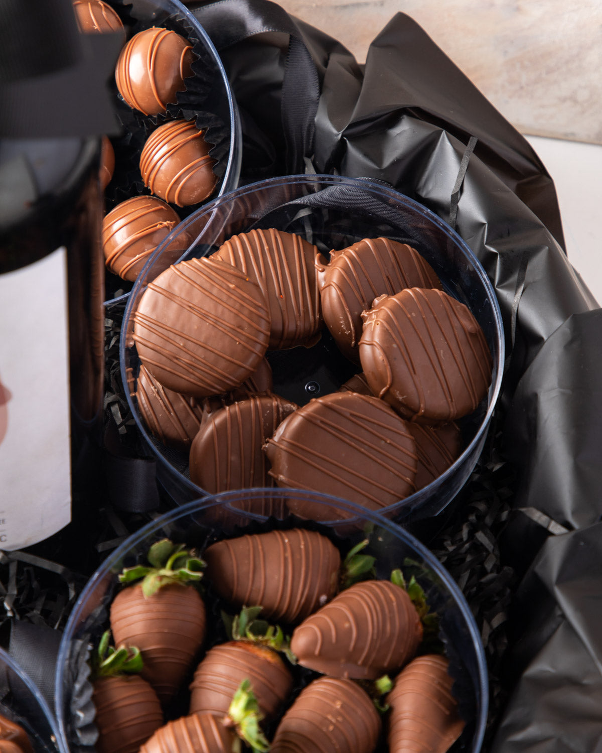 Assorted Hamper with Non Alcoholic Wine by NJDChocolate & ConfectioneryYour Gift Contains: • VINA’0° le Merlot Organic Non Alcoholic Wine, 75cl × 1 • Christmas theme shapes Milk chocolates approx. 220gms • 8pcs Milk Chocolate Covered Oreos • 10 pieces ass