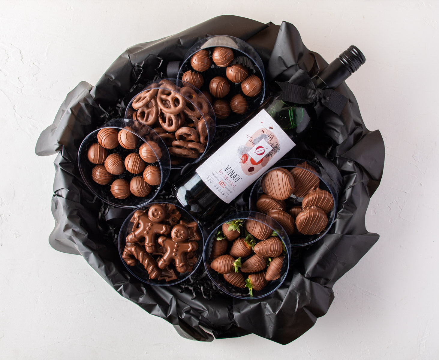 Assorted Hamper with Non Alcoholic Wine by NJDChocolate & ConfectioneryYour Gift Contains: • VINA’0° le Merlot Organic Non Alcoholic Wine, 75cl × 1 • Christmas theme shapes Milk chocolates approx. 220gms • 8pcs Milk Chocolate Covered Oreos • 10 pieces ass