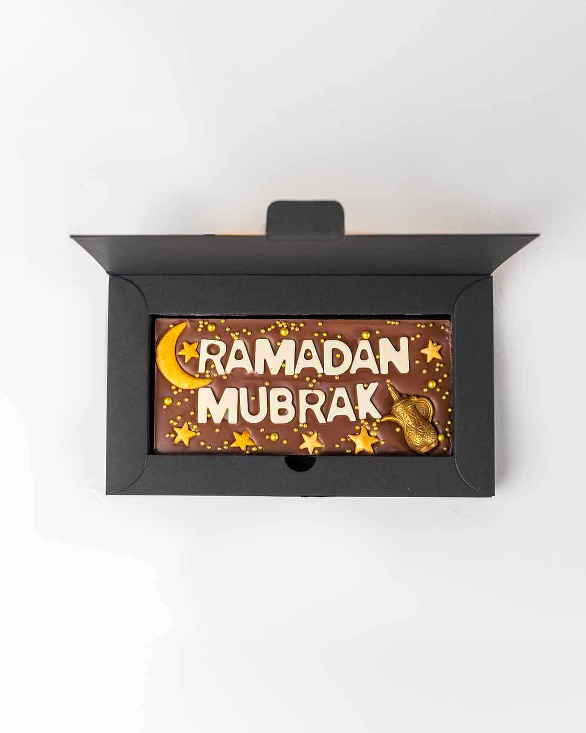 Ramadan Mubarak Chocolate Bar by NJDChocolate & ConfectioneryYour Gift Contains:• Ramadan Theme bar• Chocolate Weight: 140grams• Chocolate Size: 14.5x6.5cmx1cm• Box Size: 19x11x2cmHandling and Storage • Keep away from direct heat and sunlight• Best stored