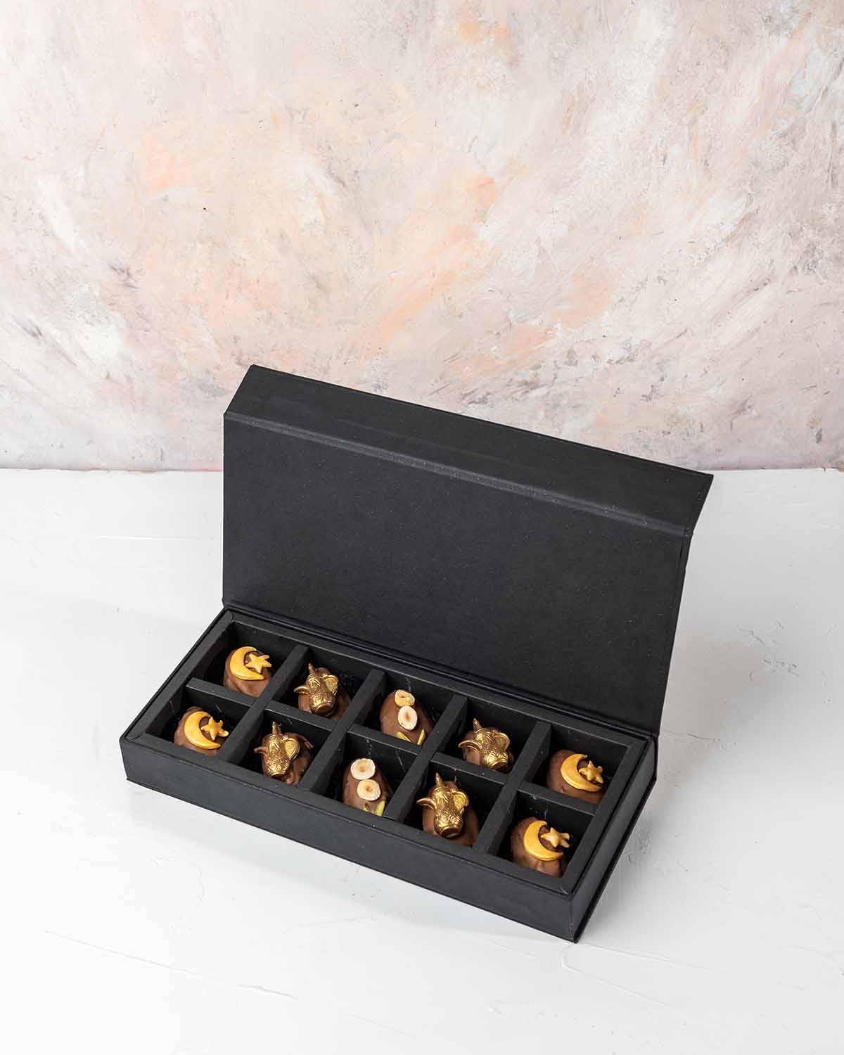 10 Designer Dates by NJDChocolate & ConfectioneryYour Gift Contains:• 10 x Belgian milk chocolate coated hand designed dates• Box Size: 28x12x4cmHandling and Storage • Keep away from direct heat and sunlight• Best stored between 12-18 °C• Strawberries she