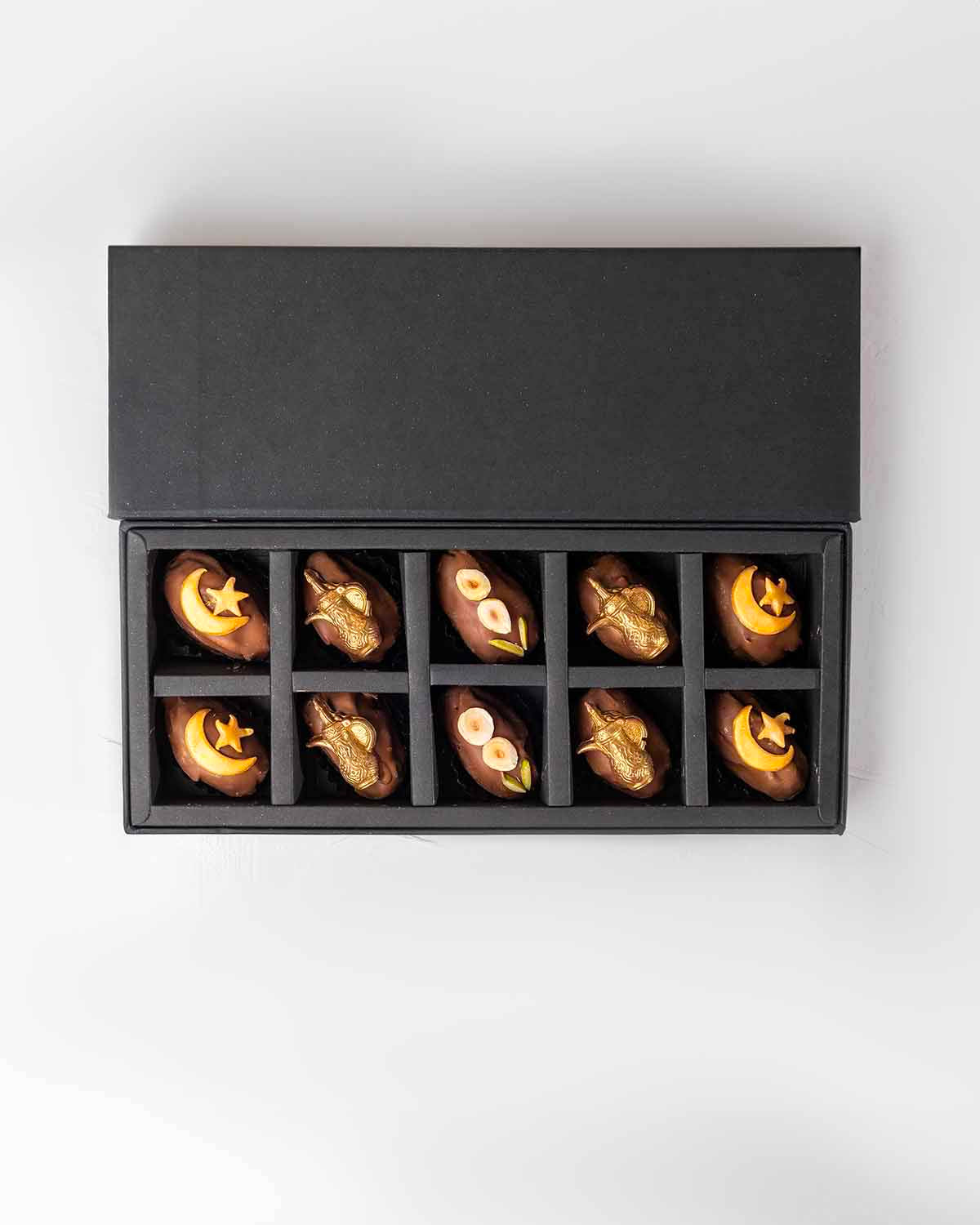 10 Designer Dates by NJDChocolate & ConfectioneryYour Gift Contains:• 10 x Belgian milk chocolate coated hand designed dates• Box Size: 28x12x4cmHandling and Storage • Keep away from direct heat and sunlight• Best stored between 12-18 °C• Strawberries she