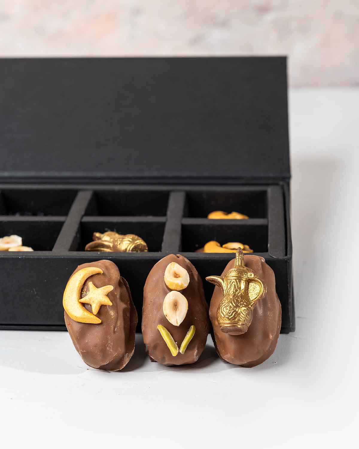 10 Designer Dates by NJDChocolate & ConfectioneryYour Gift Contains:• 10 x Belgian milk chocolate coated hand designed dates• Box Size: 28x12x4cmHandling and Storage • Keep away from direct heat and sunlight• Best stored between 12-18 °C• Strawberries she