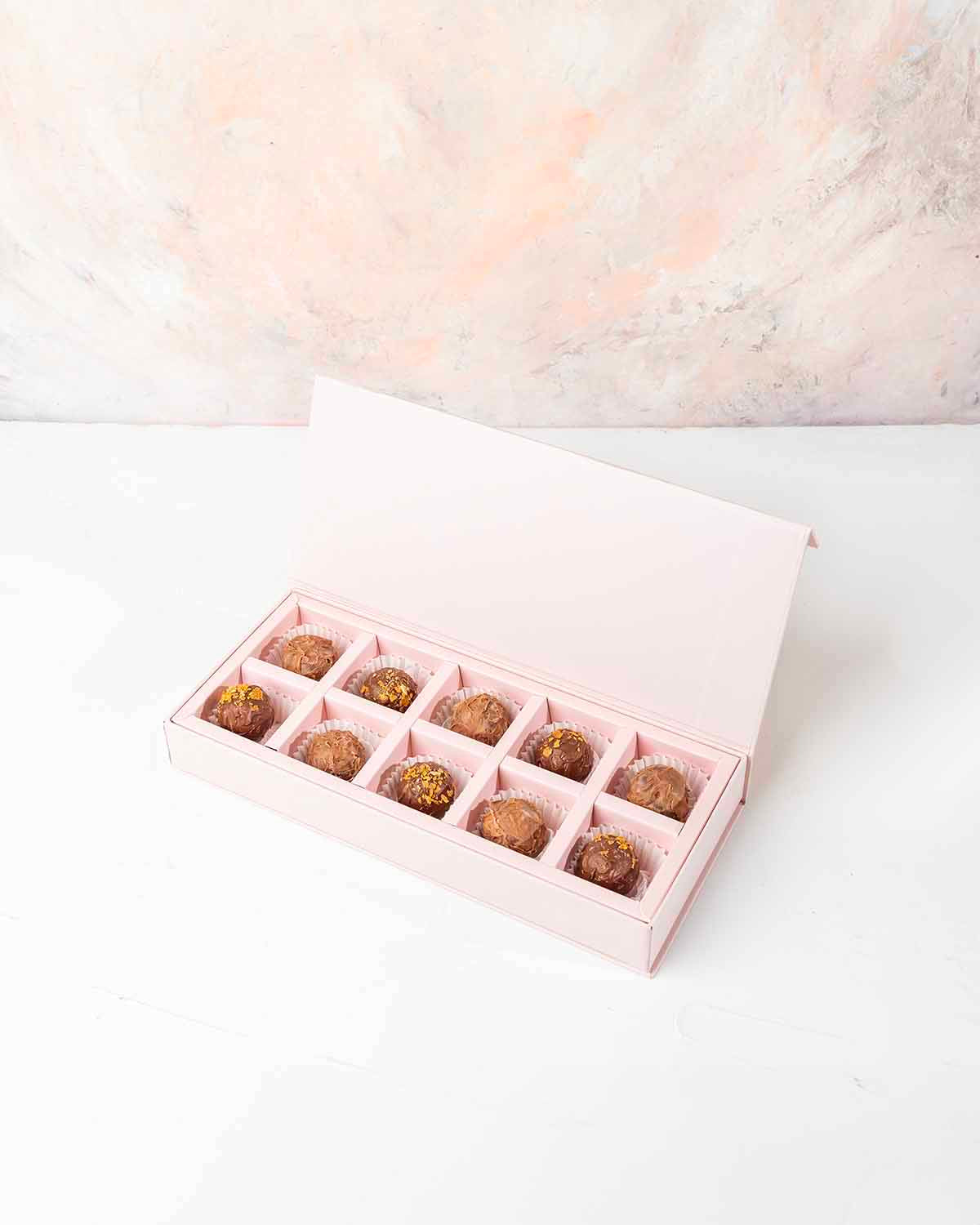10 Assorted Milk Chocolate Truffles by NJDChocolate & ConfectioneryYour Gift Contains:• 10 x Belgian Milk chocolate assorted truffles • Flavors: Hazelnut, Speculoos, Peanut Butter, Speculoos and Roche• Chocolate Weight: 160grams• Box Size: 28x12x4cmHandli