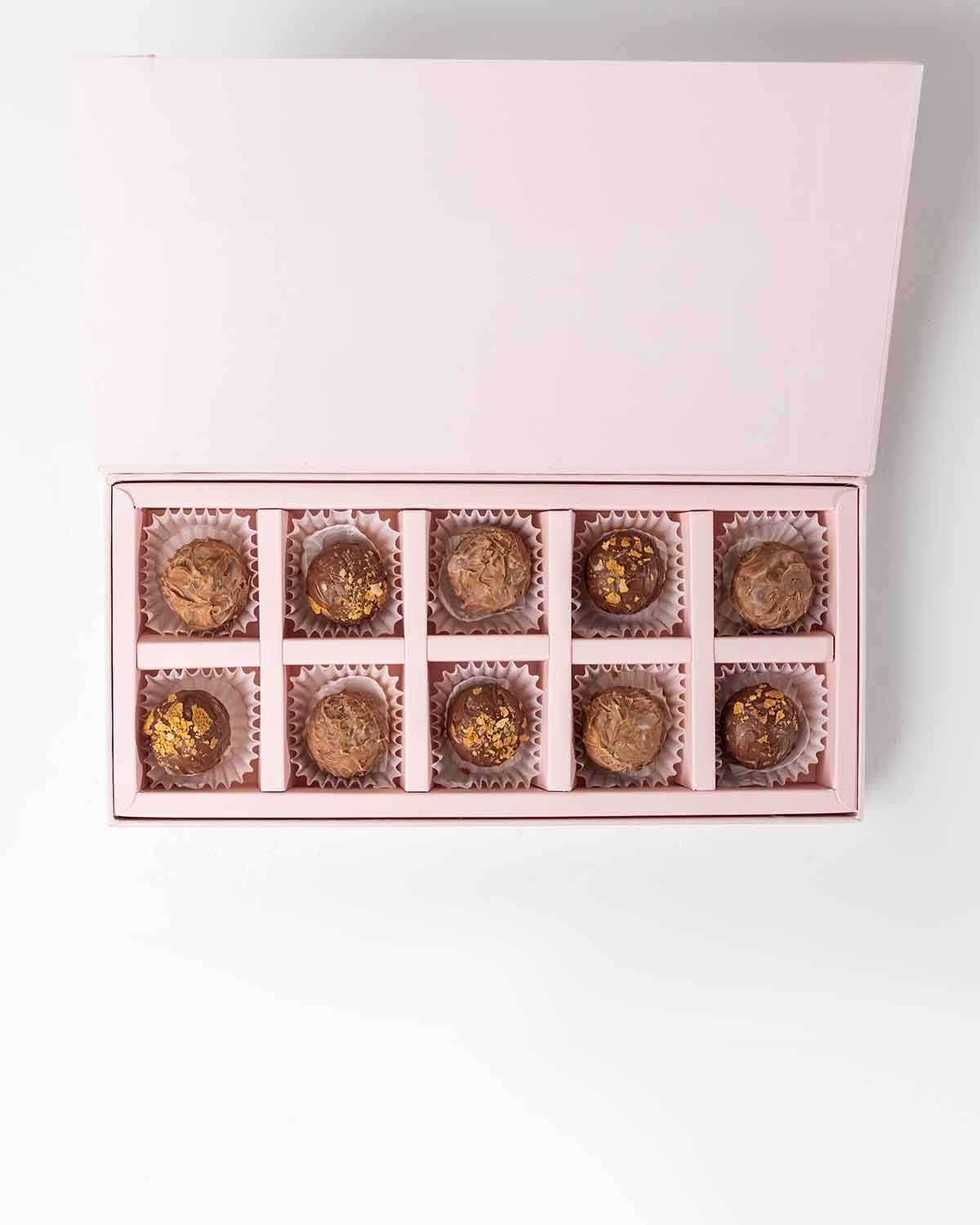 10 Assorted Milk Chocolate Truffles by NJDChocolate & ConfectioneryYour Gift Contains:• 10 x Belgian Milk chocolate assorted truffles • Flavors: Hazelnut, Speculoos, Peanut Butter, Speculoos and Roche• Chocolate Weight: 160grams• Box Size: 28x12x4cmHandli