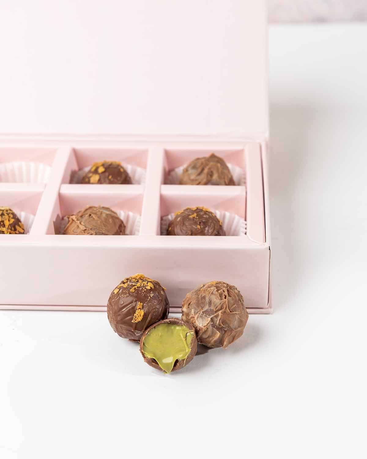 10 Assorted Milk Chocolate Truffles by NJDChocolate & ConfectioneryYour Gift Contains:• 10 x Belgian Milk chocolate assorted truffles • Flavors: Hazelnut, Speculoos, Peanut Butter, Speculoos and Roche• Chocolate Weight: 160grams• Box Size: 28x12x4cmHandli