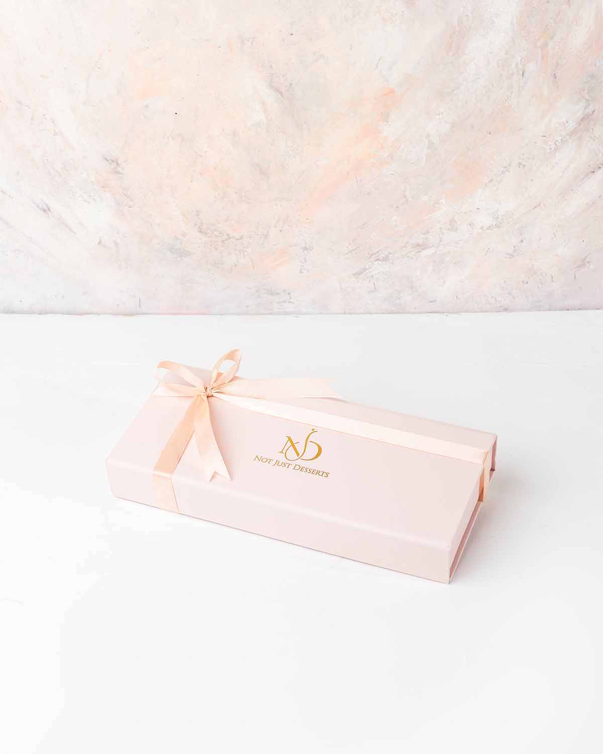 10 Assorted Milk Chocolate Truffles by NJDChocolate & ConfectioneryYour Gift Contains:• 10 x Belgian Milk chocolate assorted truffles • Flavors: Hazelnut, Speculoos, Peanut Butter, Speculoos and Roche• Chocolate Weight: 160grams• Box Size: 28x12x4cmHandli