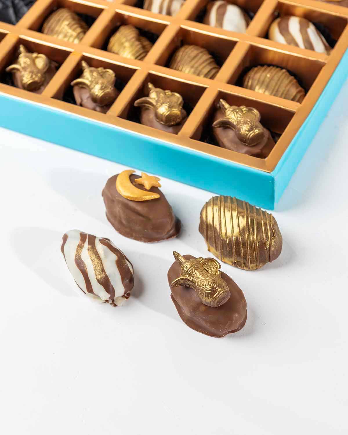 2024 Dates Collection by NJDChocolate & ConfectioneryYour Gift Contains:• 20 x Milk Chocolate covered hand designed Dates• Box Size: 24x18x4cmHandling and Storage • Keep away from direct heat and sunlight• Best stored between 12-18 °C• Strawberries shelf