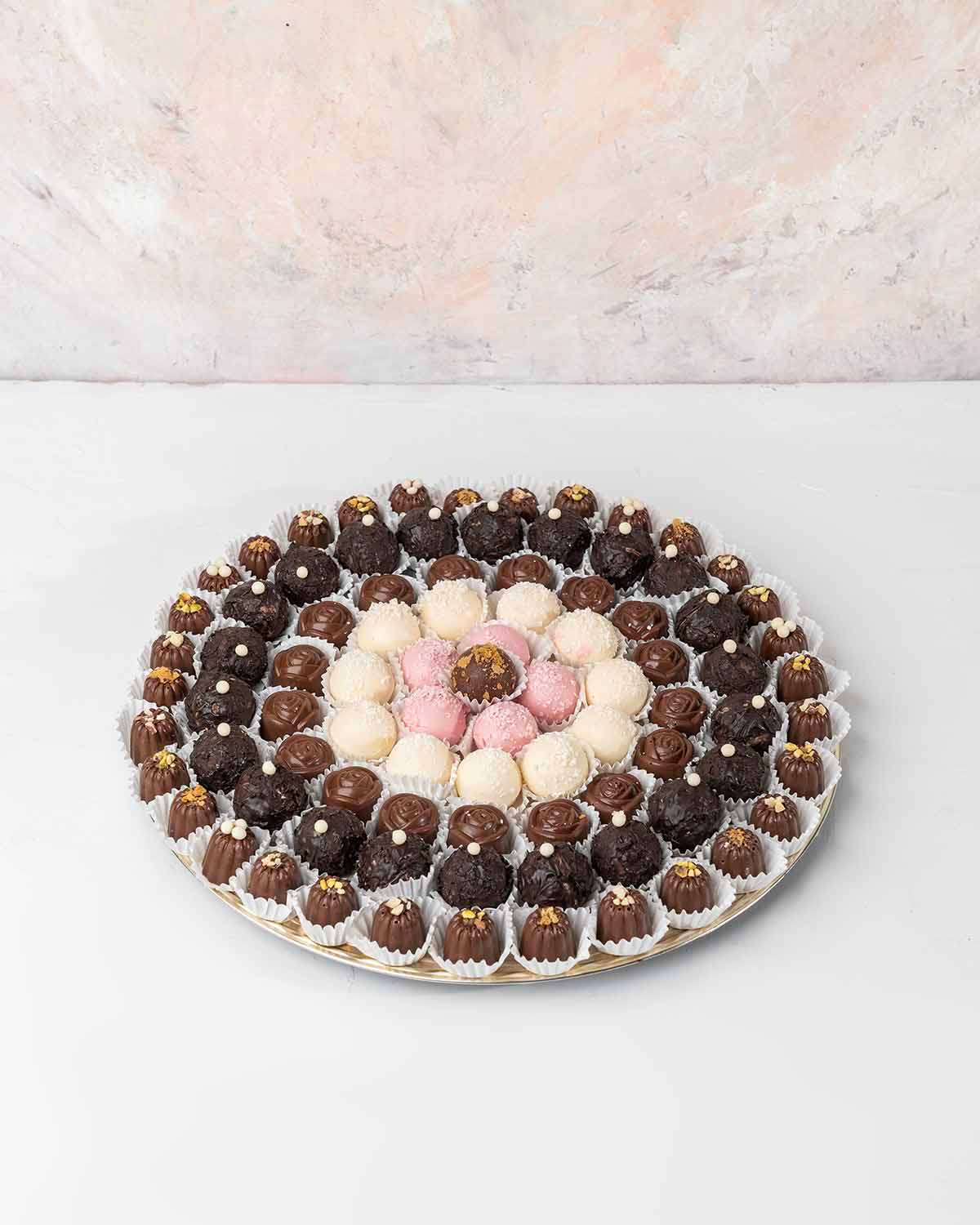 Dates and Chocolates Hamper by NJDChocolate & ConfectioneryYour Gift Contains:• 5 x Ruby chocolate truffles • 11 x White chocolate truffles• 22 x Dark Chocolate assorted truffles• 50 x Milk assorted chocolates• Flavors: Pistachio, Hazelnut, Speculoos, Pea