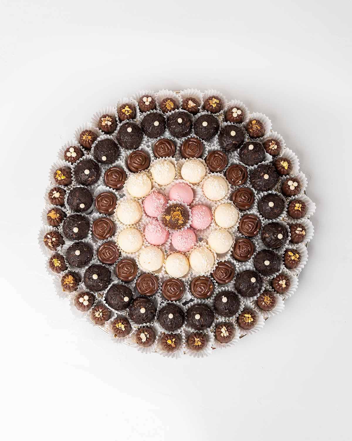 Dates and Chocolates Hamper by NJDChocolate & ConfectioneryYour Gift Contains:• 5 x Ruby chocolate truffles • 11 x White chocolate truffles• 22 x Dark Chocolate assorted truffles• 50 x Milk assorted chocolates• Flavors: Pistachio, Hazelnut, Speculoos, Pea