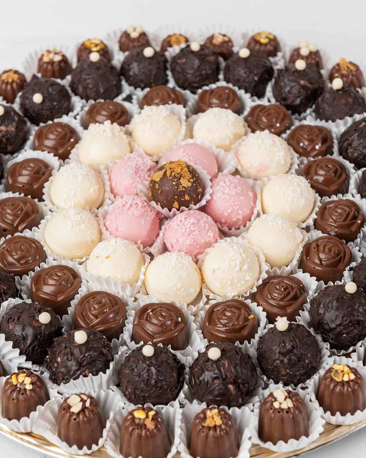 Dates and Chocolates Hamper by NJDChocolate & ConfectioneryYour Gift Contains:• 5 x Ruby chocolate truffles • 11 x White chocolate truffles• 22 x Dark Chocolate assorted truffles• 50 x Milk assorted chocolates• Flavors: Pistachio, Hazelnut, Speculoos, Pea