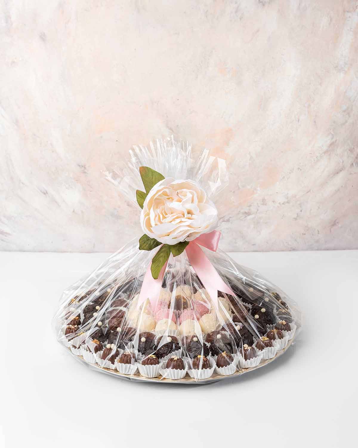 Dates and Chocolates Hamper by NJDChocolate & ConfectioneryYour Gift Contains:• 5 x Ruby chocolate truffles • 11 x White chocolate truffles• 22 x Dark Chocolate assorted truffles• 50 x Milk assorted chocolates• Flavors: Pistachio, Hazelnut, Speculoos, Pea