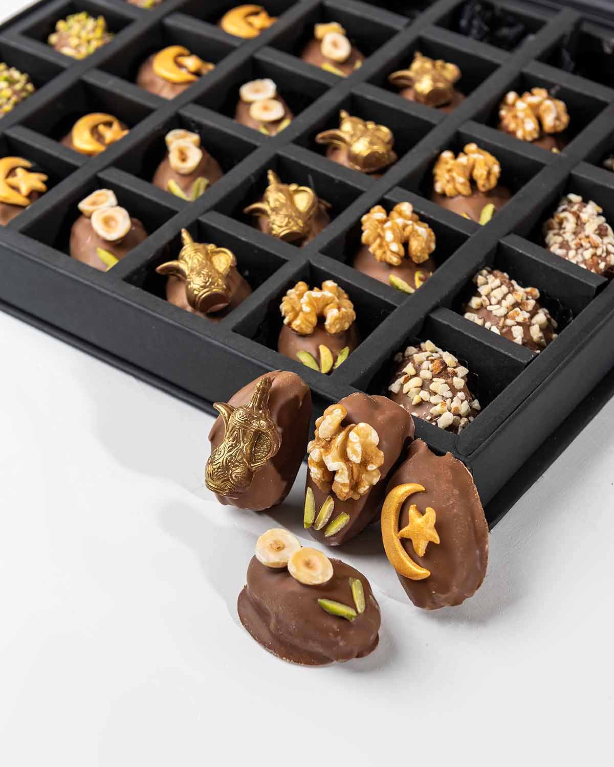 30 Designer Dates by NJDChocolate & ConfectioneryYour Gift Contains:• Belgian Milk chocolate and Pistachio covered dates • 5 x Belgian Milk chocolate covered dates with crescent • 5 x Belgian Milk chocolate covered dates with Macadamia topping• 5 x Belgia