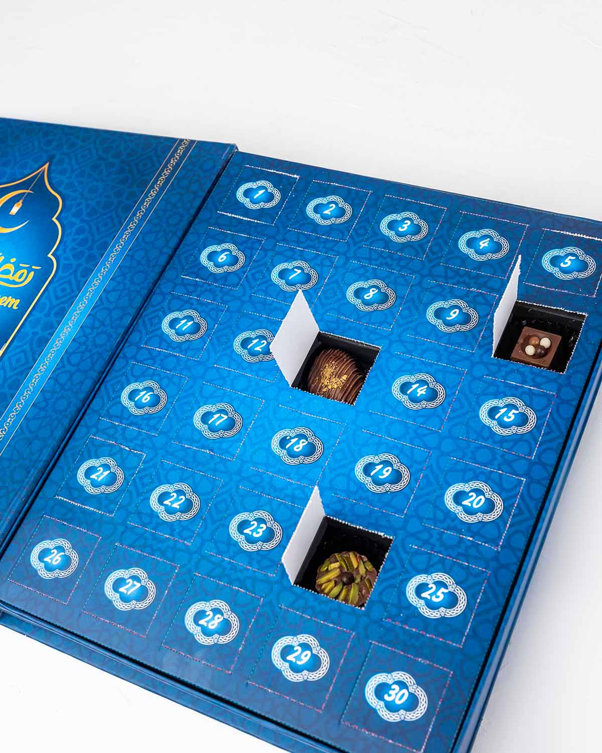 Ramadan Advent Calendar by NJDChocolate & ConfectioneryYour Gift Contains:• 15 x Chocolate covered dates with roasted nuts• 15 x Assorted Milk Chocolates• Chocolate Flavors: Pistachio, Hazelnut, Speculoos, Peanut Butter, Roche and Speculoos • Chocolate We