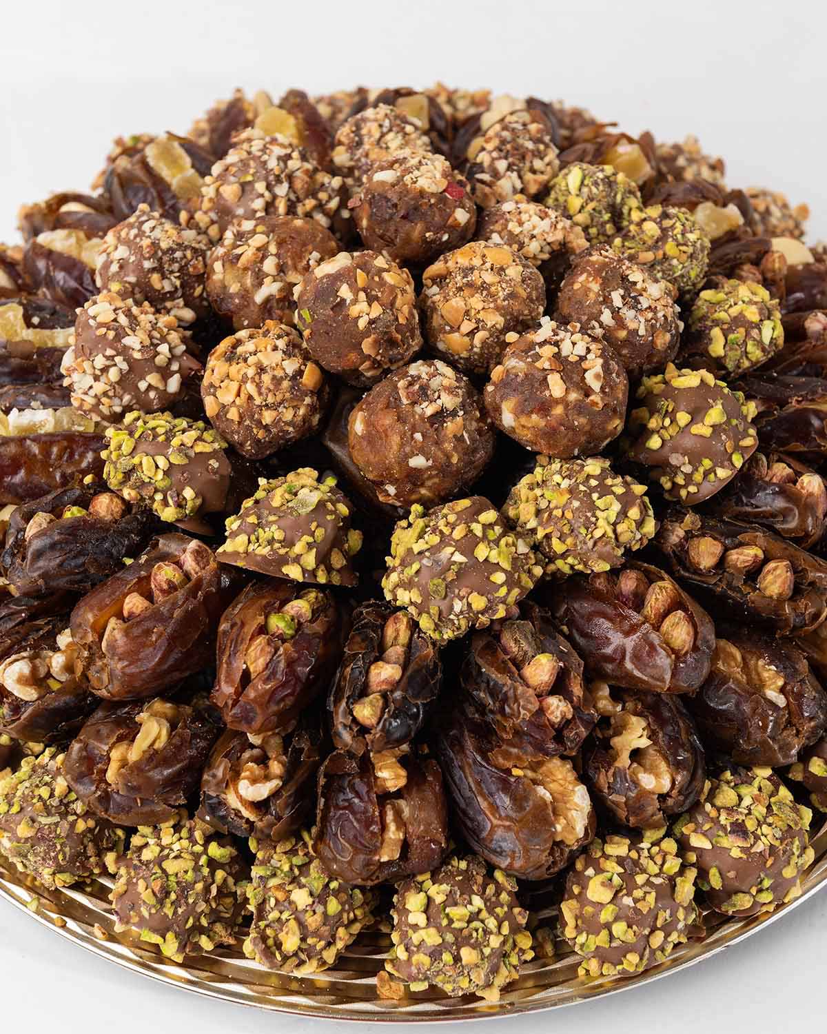 1200gms Dates Hamper by NJDChocolate & ConfectioneryYour Gift Contains:• 9 x Energy Balls with roasted Nuts• 9 x Premium Majdoul Dates with Dried mango filling• 11 x Majdoul Dates with Roasted salted Pistachio• 12 x Majdoul Dates with Roasted salted Cashe