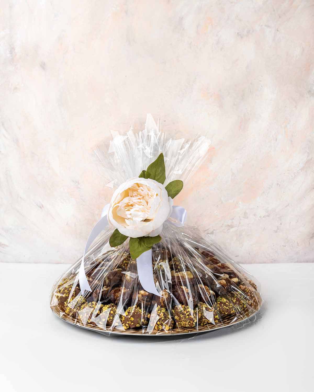 1200gms Dates Hamper by NJDChocolate & ConfectioneryYour Gift Contains:• 9 x Energy Balls with roasted Nuts• 9 x Premium Majdoul Dates with Dried mango filling• 11 x Majdoul Dates with Roasted salted Pistachio• 12 x Majdoul Dates with Roasted salted Cashe