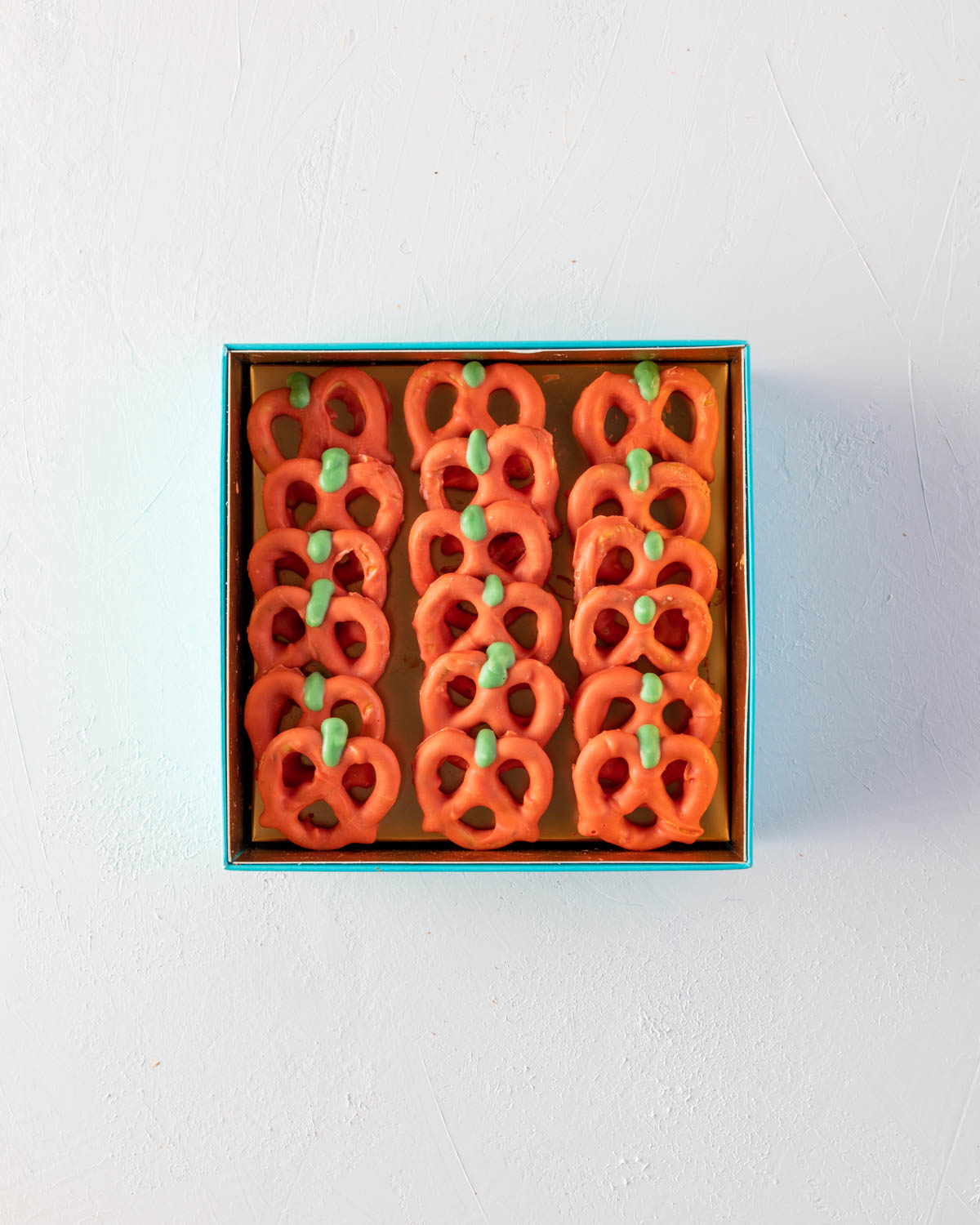 Its Fall PretzChocolate & ConfectioneryYOUR GIFT CONTAINS Crispy seasalt Pretzels covered with colored chocolate Flavors: Sea salt flavour pretzels and colored chocolate Box dimensions: LxBxH: 13.5x13.5x5cm HANDLING AND STORAGE Keep away from direct heat