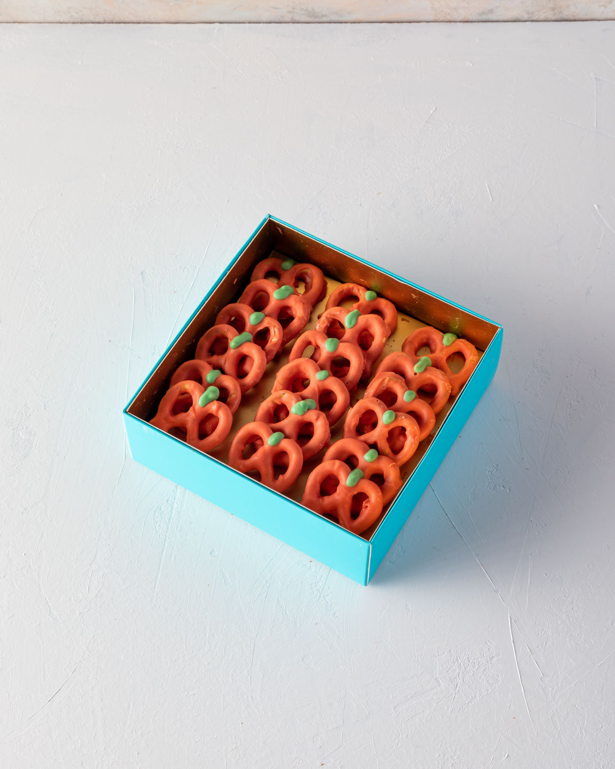 Its Fall PretzChocolate & ConfectioneryYOUR GIFT CONTAINS Crispy seasalt Pretzels covered with colored chocolate Flavors: Sea salt flavour pretzels and colored chocolate Box dimensions: LxBxH: 13.5x13.5x5cm HANDLING AND STORAGE Keep away from direct heat