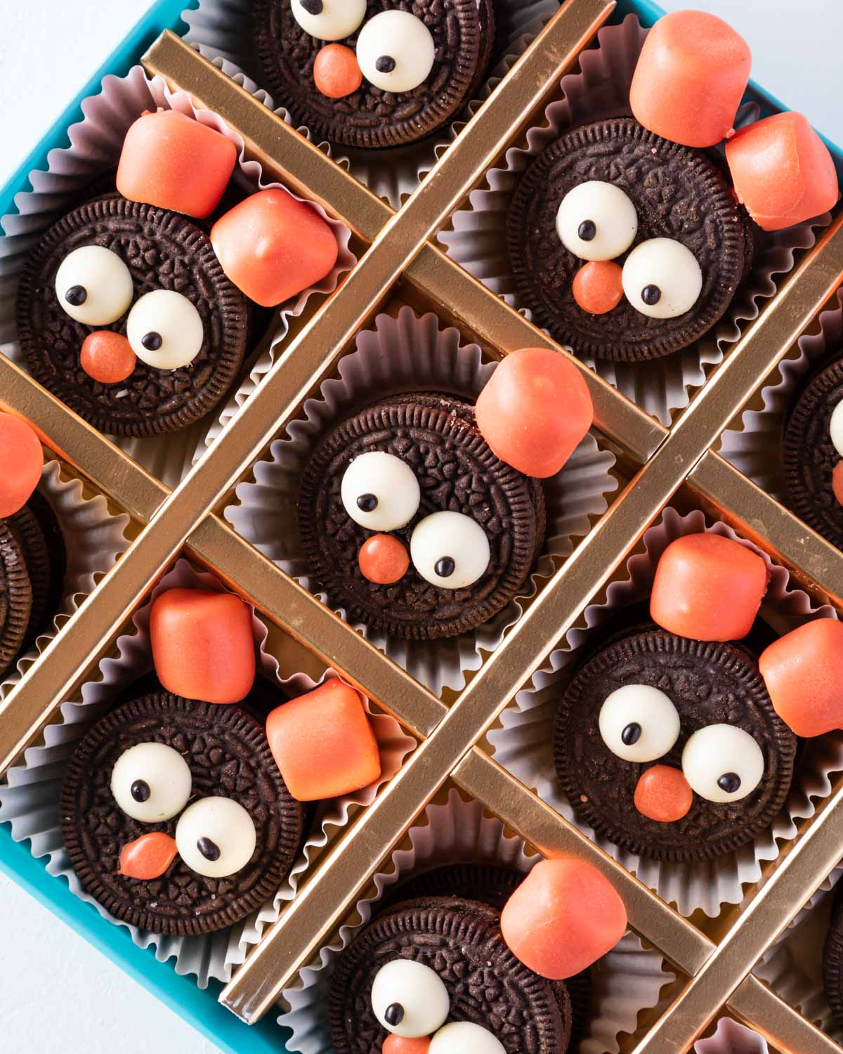 Turkeys in a box by NJDChocolate & ConfectioneryYOUR GIFT CONTAINS 12pcs Oreo Turkeys, white chocolate and marshmallows Flavors: Oreos, Chocolate and Marshmallows Box dimensions: LxBxH: 24x18.5x3.5cm HANDLING AND STORAGE Keep away from direct heat and sun