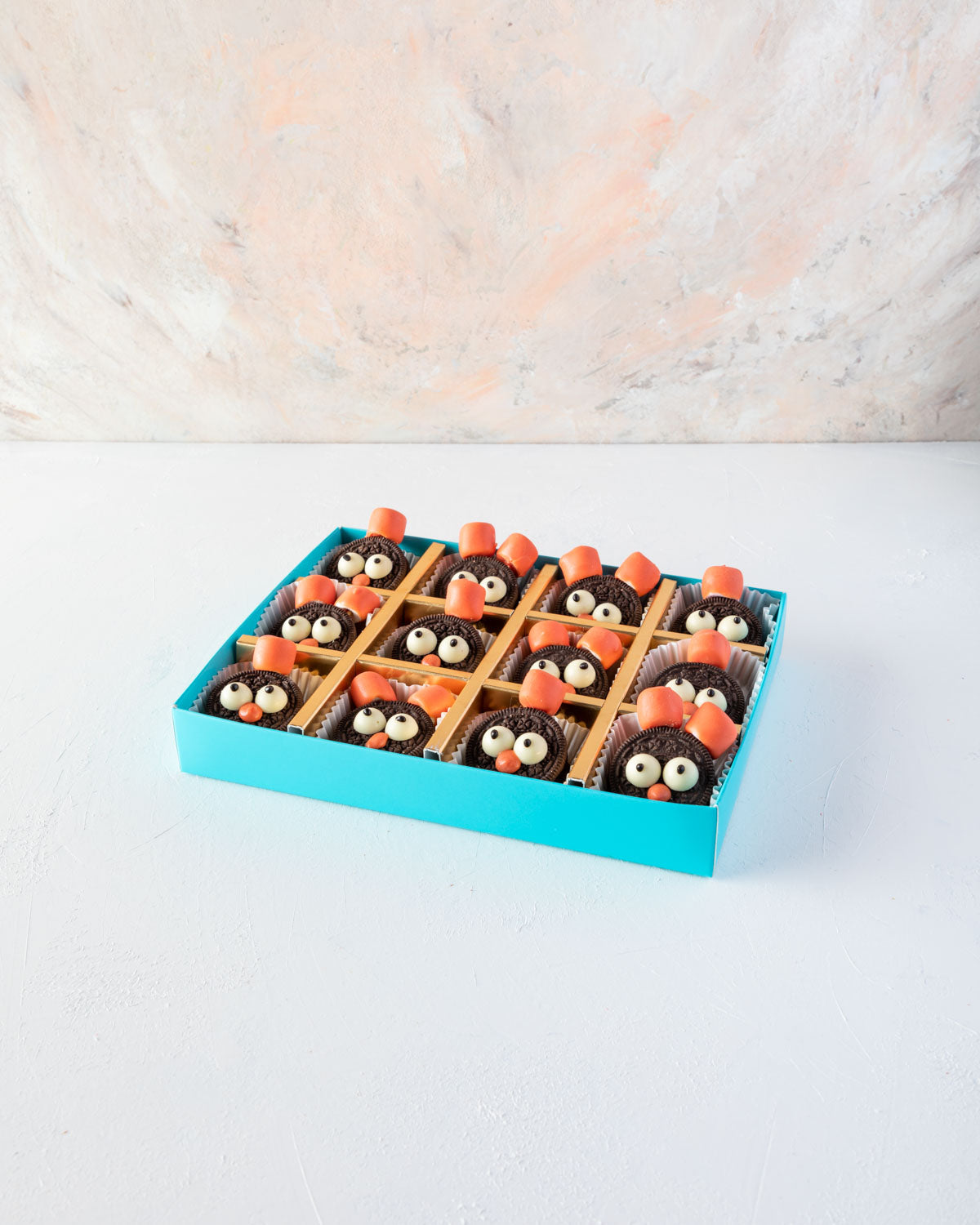 Turkeys in a box by NJDChocolate & ConfectioneryYOUR GIFT CONTAINS 12pcs Oreo Turkeys, white chocolate and marshmallows Flavors: Oreos, Chocolate and Marshmallows Box dimensions: LxBxH: 24x18.5x3.5cm HANDLING AND STORAGE Keep away from direct heat and sun