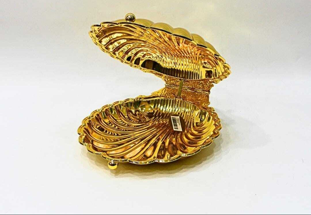 Luxury Gold Shell-Shaped Serving Dish with Lid – Elegant Decorative ServewareKitchen StorageElegantly serve your guests with the Luxury Gold Shell-Shaped Serving Dish with Lid. Made with high-quality materials, this decorative serveware adds a touch of so