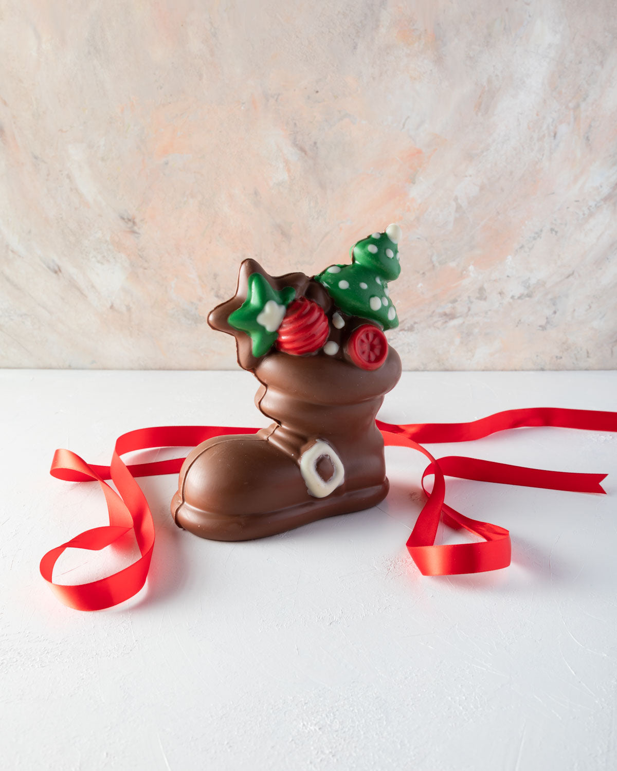 Edible Santa Boot by NJDChocolate & ConfectioneryYOUR GIFT CONTAINS Approx. 600 grams pure Belgian milk chocolate Santa Boot decorated with colored chocolate Chocolate Dimensions: LxBxH: 16x8x18cm Flavors: Pure Belgian Milk chocolate and Color chocolate B