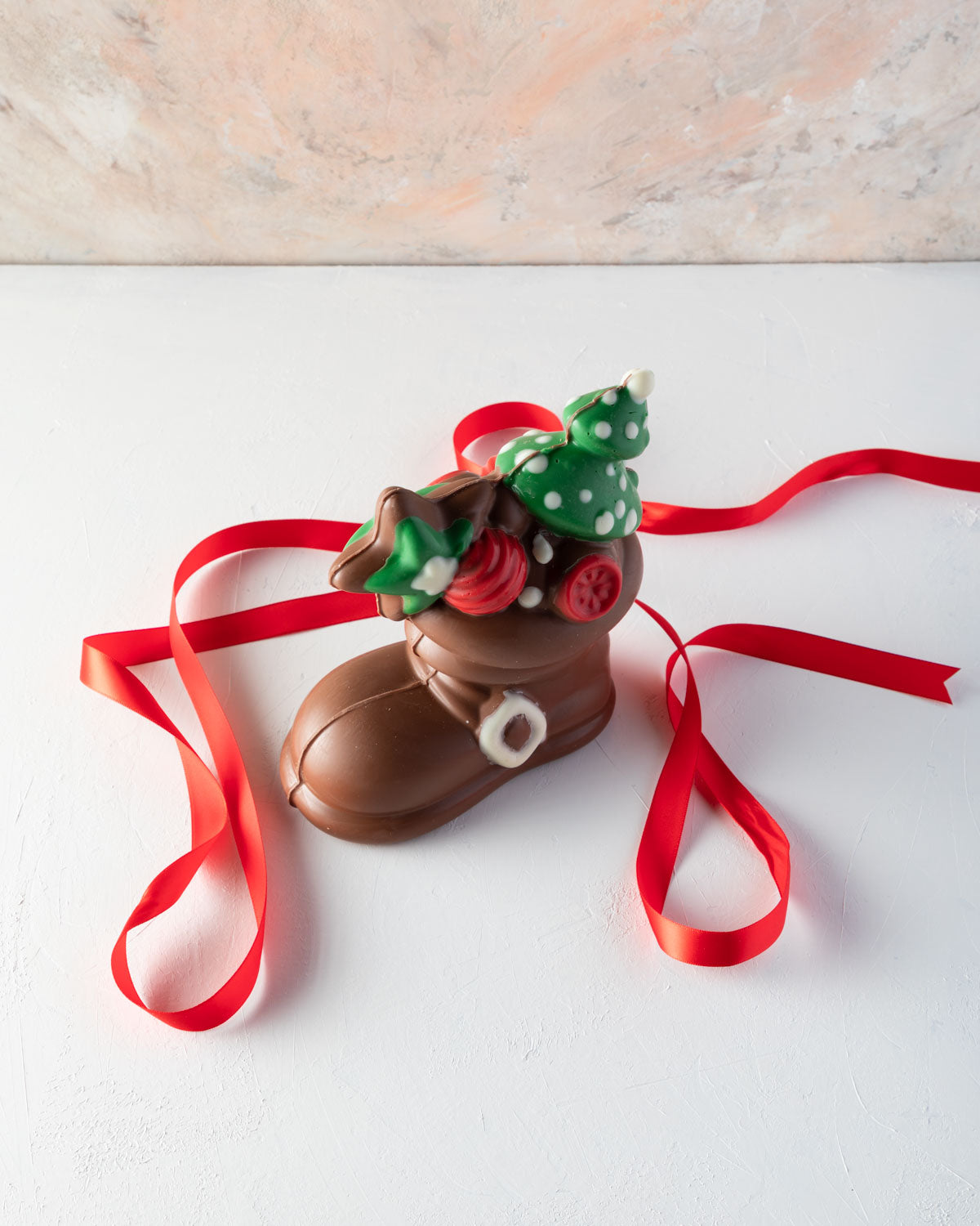 Edible Santa Boot by NJDChocolate & ConfectioneryYOUR GIFT CONTAINS Approx. 600 grams pure Belgian milk chocolate Santa Boot decorated with colored chocolate Chocolate Dimensions: LxBxH: 16x8x18cm Flavors: Pure Belgian Milk chocolate and Color chocolate B