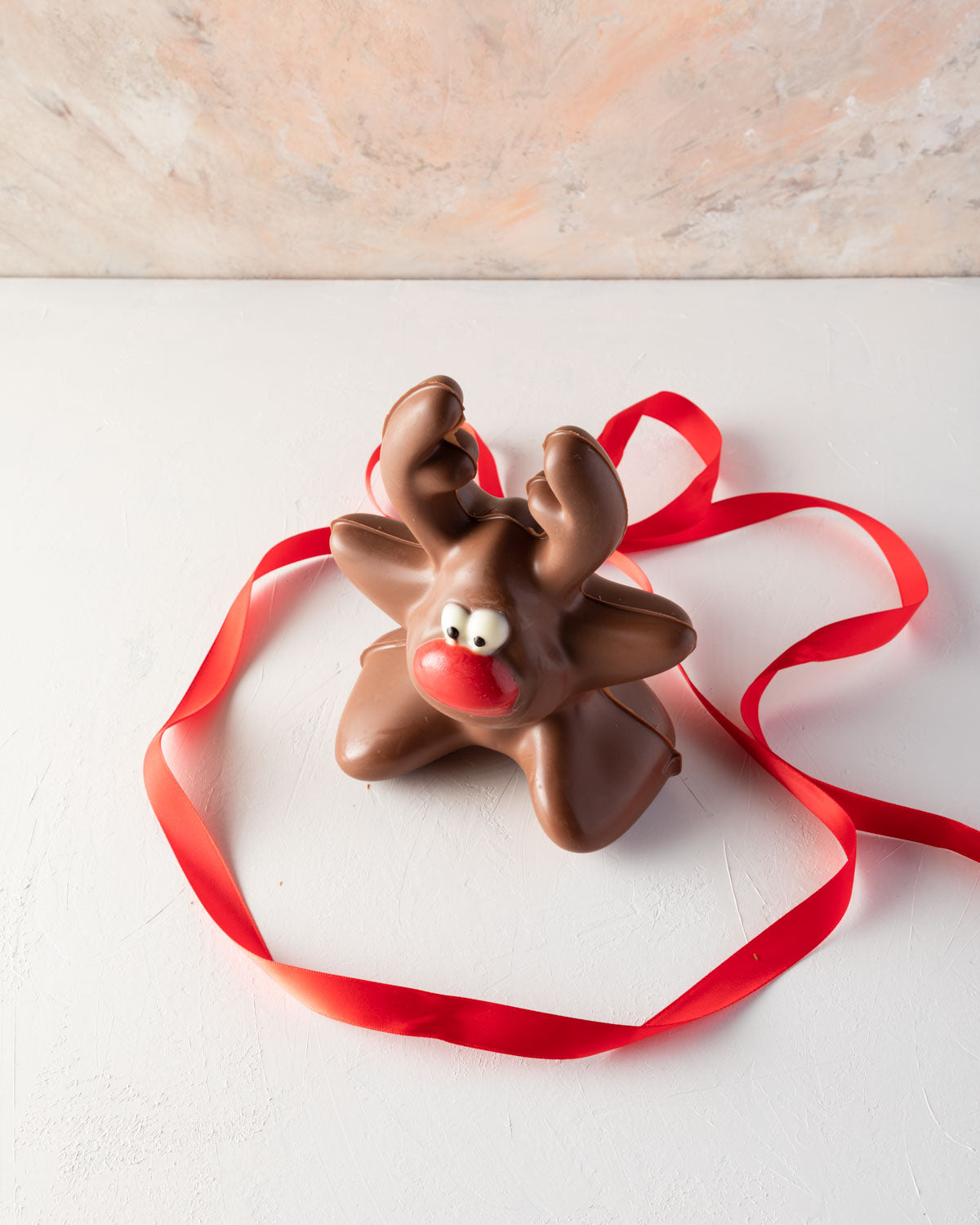 Rudolph the Edible DeerChocolate & ConfectioneryYOUR GIFT CONTAINS Approx 400gms pure Belgian milk chocolate Reindeer decorated with colored chocolate Chocolate Dimensions: LxBxH: 13x7x18cm Flavors: Pure Belgian Milk chocolate and Color chocolate Box dime
