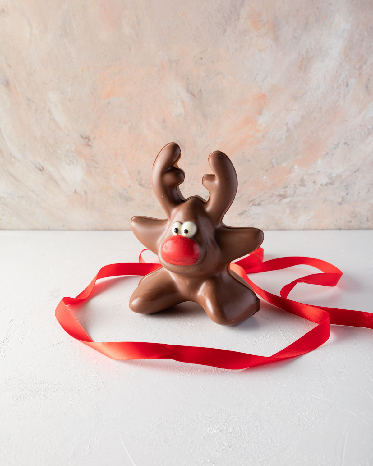 Rudolph the Edible DeerChocolate & ConfectioneryYOUR GIFT CONTAINS Approx 400gms pure Belgian milk chocolate Reindeer decorated with colored chocolate Chocolate Dimensions: LxBxH: 13x7x18cm Flavors: Pure Belgian Milk chocolate and Color chocolate Box dime