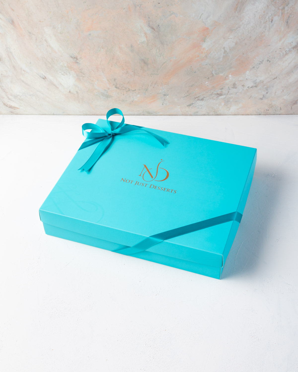 Santa in a Box by NJDChocolate & ConfectioneryYOUR GIFT CONTAINS Approx 1kg milk chocolate, mini marshmallows,orange and green candies Chocolate Dimensions: LxBxH: 25x25x5.5cm Flavors: Pure Belgian Milk chocolate and Color chocolate Box dimensions: LxBxH: