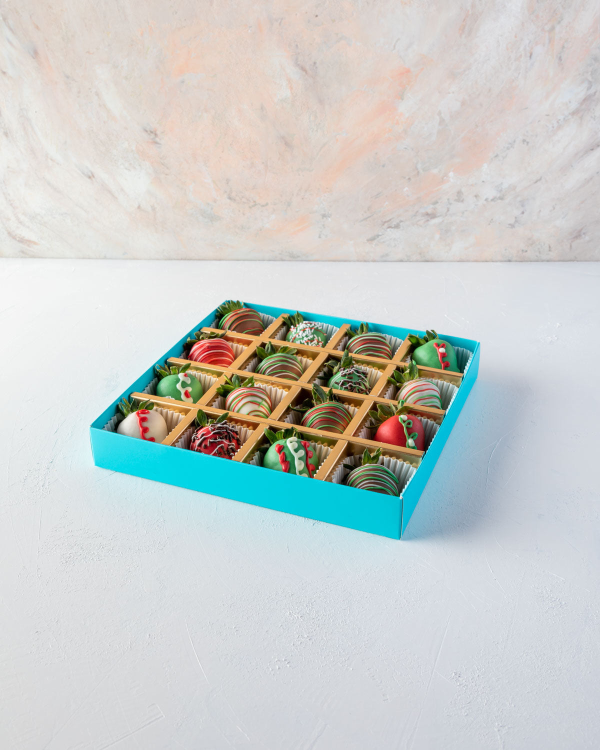 16pcs Xmas StrawberriesChocolate & ConfectioneryYOUR GIFT CONTAINS 16pcs chocolate covered strawberries hand designed in Xmas theme Flavors: Pure, Belgian milk and colored chocolate Box dimensions: LxBxH: 24x24x3.5cm HANDLING AND STORAGE Keep away from di