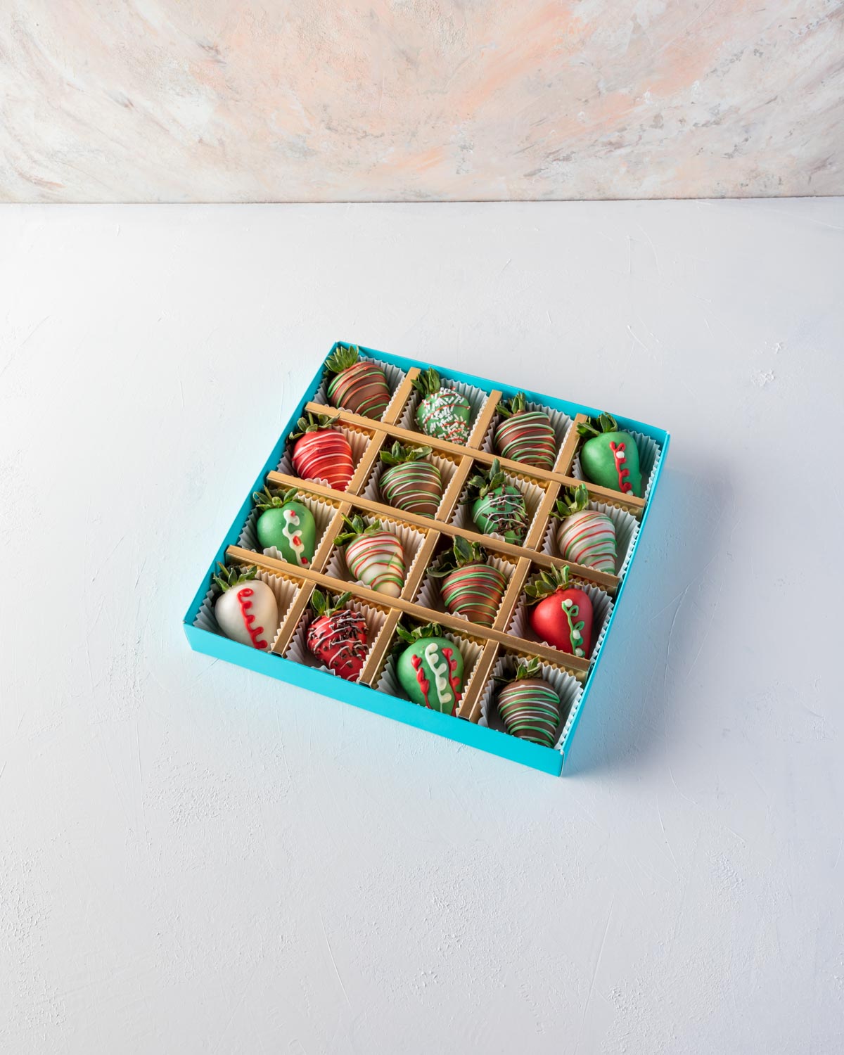 16pcs Xmas StrawberriesChocolate & ConfectioneryYOUR GIFT CONTAINS 16pcs chocolate covered strawberries hand designed in Xmas theme Flavors: Pure, Belgian milk and colored chocolate Box dimensions: LxBxH: 24x24x3.5cm HANDLING AND STORAGE Keep away from di