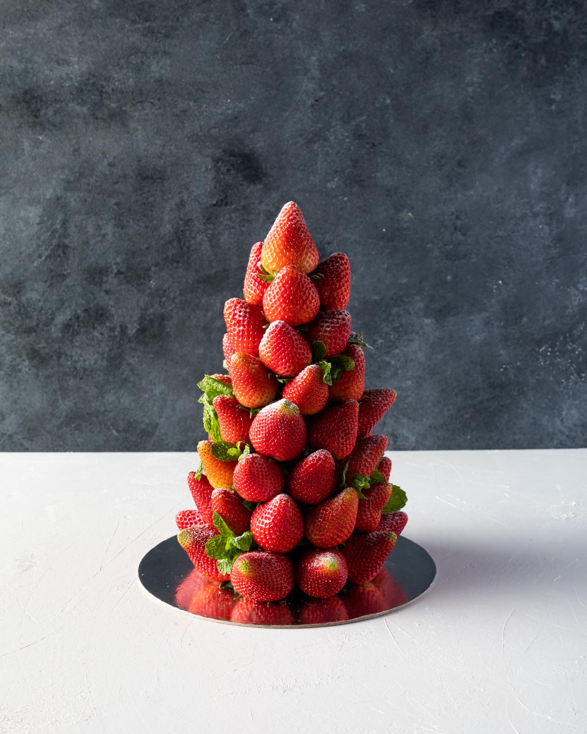 Berry Christmas Tree by NJDChocolate & ConfectioneryYOUR GIFT CONTAINS Impress your guests at your next Christmas party with this Strawberry Christmas Tree. Content: Approx 50pcs fresh, juicy strawberries, mint leaves, dusted with powdered sugar Box dimen