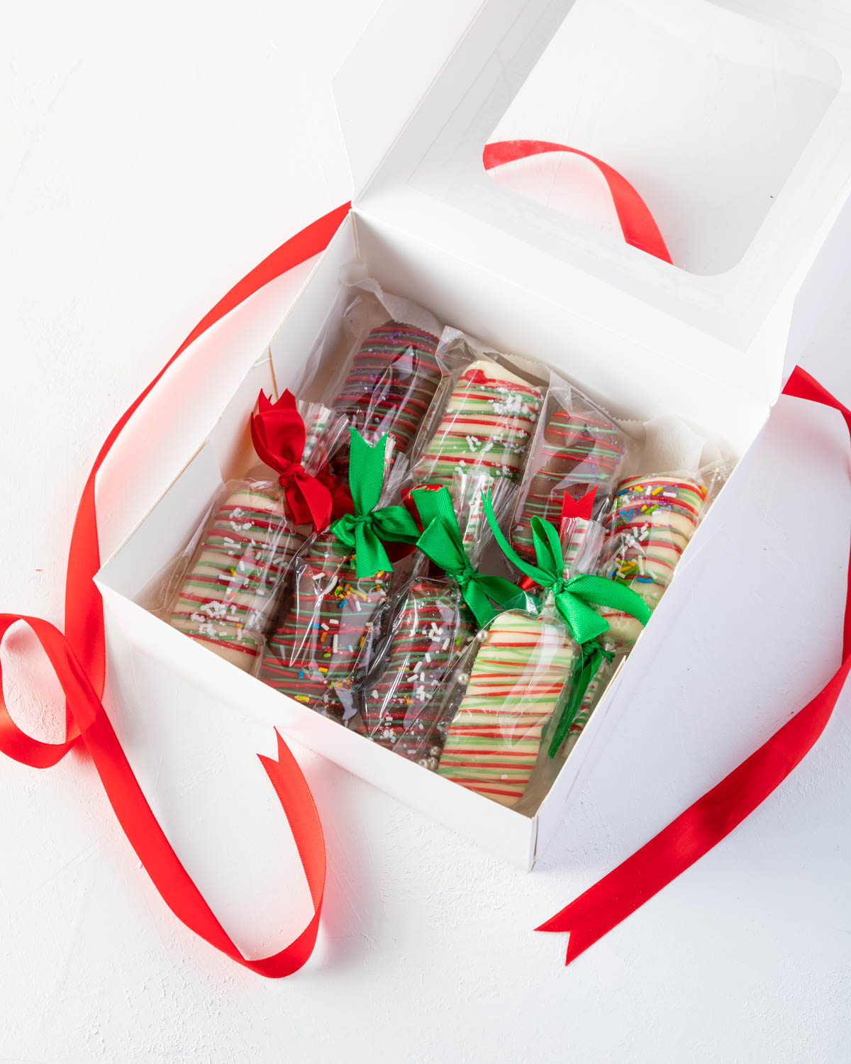 Christmas Mallows by NJDChocolate & ConfectioneryYOUR GIFT CONTAINS 8sticks of chocolate covered marshamallow sticks Flavors: Milk and White Chocolate and Marshmallows Box dimensions: LxBxH: 24x18.5x3.5cm HANDLING AND STORAGE Keep away from direct heat an