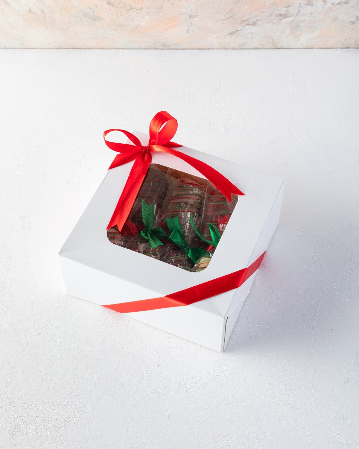 Christmas Mallows by NJDChocolate & ConfectioneryYOUR GIFT CONTAINS 8sticks of chocolate covered marshamallow sticks Flavors: Milk and White Chocolate and Marshmallows Box dimensions: LxBxH: 24x18.5x3.5cm HANDLING AND STORAGE Keep away from direct heat an