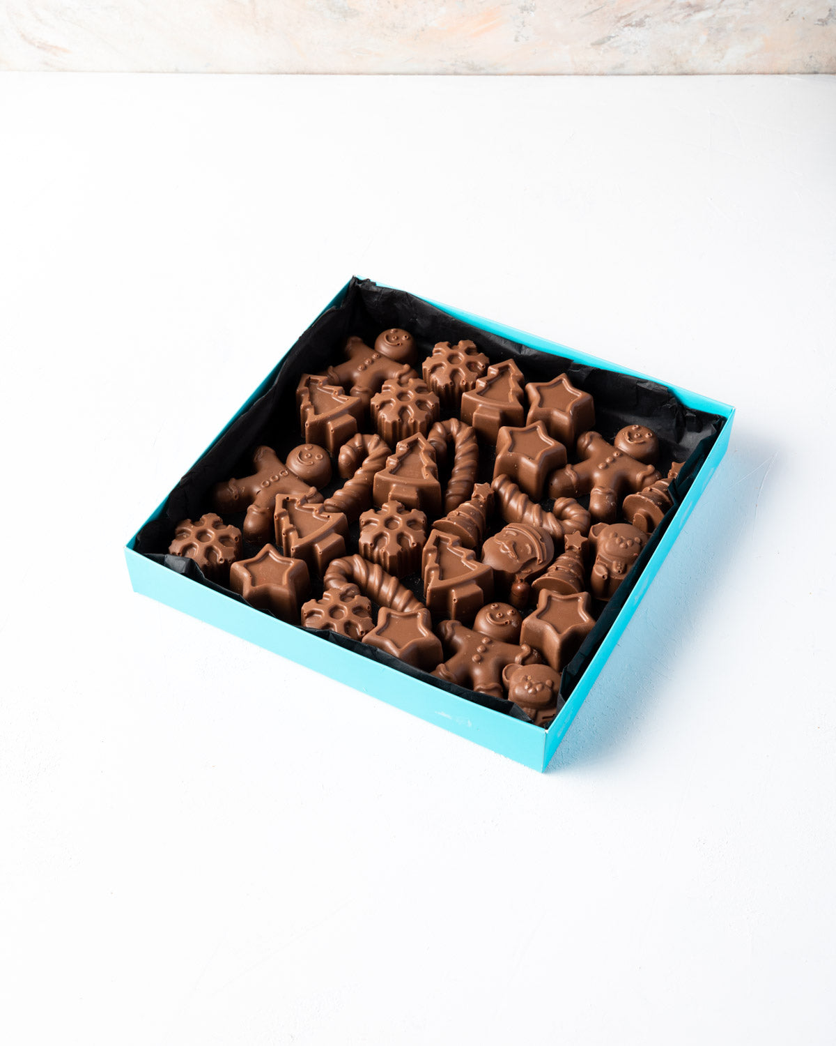 29pcs Assorted Xmas Collection by NJDChocolate & ConfectioneryYOUR GIFT CONTAINS 29pcs (approx 800gms) of Christmas theme assorted milk chocolates in Christmas theme shapes such as Ginger bread man, snowflakes and Christmas tree Flavors: Available in 6 di