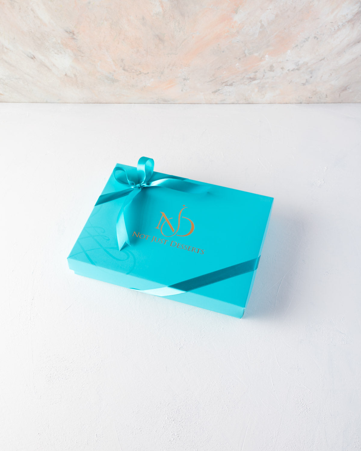 Chocolaty Xmassy Oreos by NJDChocolate & ConfectioneryYOUR GIFT CONTAINS 12pcs Chocolate covered oreo sandwitched hand designed in fun Christmas theme Flavors: Oreo cookies and pure Belgian chocolate Box dimensions: LxBxH: 24x18.5x3.5cm HANDLING AND STORA