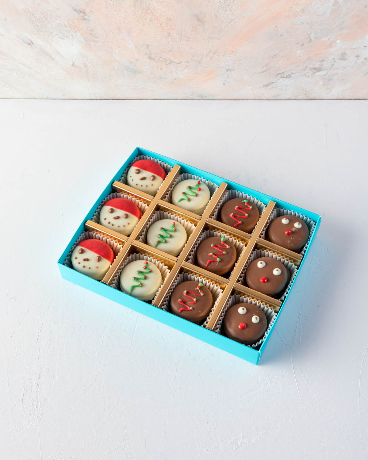 Chocolaty Xmassy Oreos by NJDChocolate & ConfectioneryYOUR GIFT CONTAINS 12pcs Chocolate covered oreo sandwitched hand designed in fun Christmas theme Flavors: Oreo cookies and pure Belgian chocolate Box dimensions: LxBxH: 24x18.5x3.5cm HANDLING AND STORA