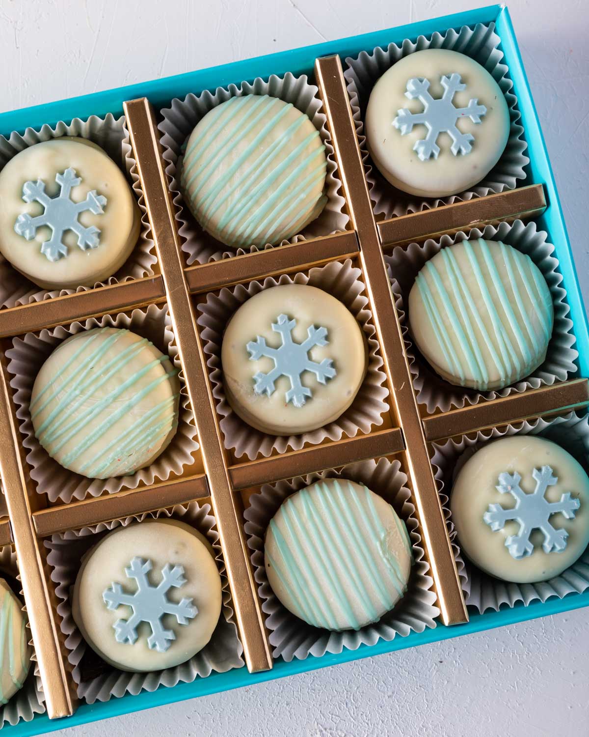 Snowflakes Oreos by NJDChocolate & ConfectioneryYOUR GIFT CONTAINS 12pcs white chocolate covered Oreos with snowflakes and blue swizzles Flavors: Oreo cookies and pure Belgian white chocolate Box dimensions: LxBxH: 24x18.5x3.5cm HANDLING AND STORAGE Keep