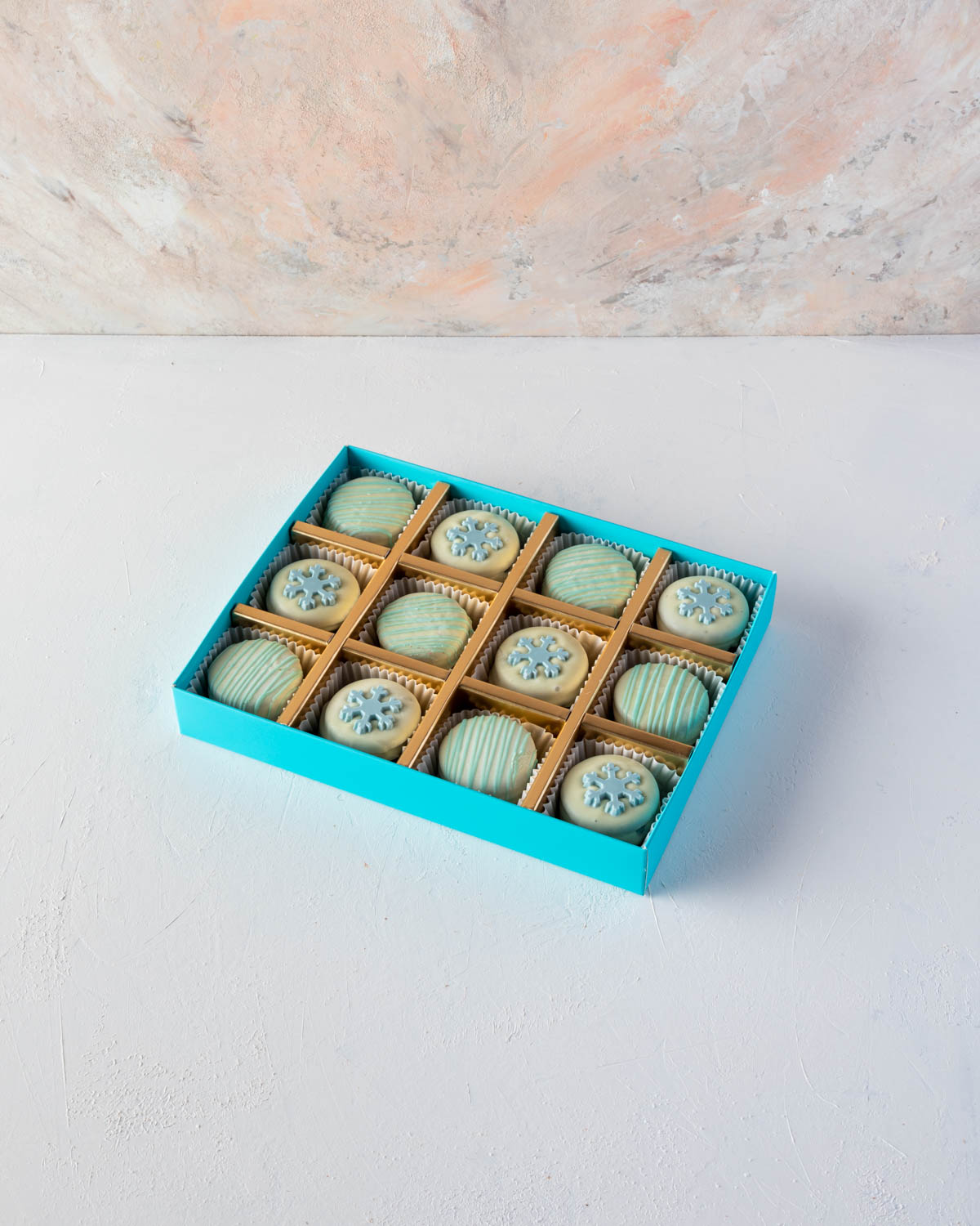Snowflakes Oreos by NJDChocolate & ConfectioneryYOUR GIFT CONTAINS 12pcs white chocolate covered Oreos with snowflakes and blue swizzles Flavors: Oreo cookies and pure Belgian white chocolate Box dimensions: LxBxH: 24x18.5x3.5cm HANDLING AND STORAGE Keep