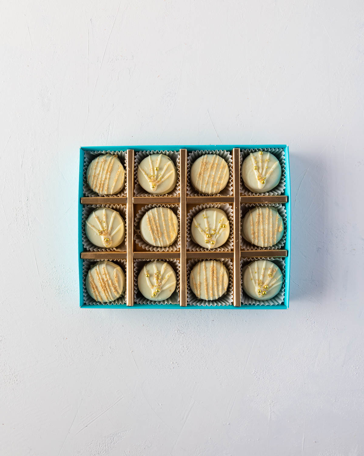 My Glamourous OreosChocolate & ConfectioneryYOUR GIFT CONTAINS 12pcs white chocolate covered Oreos hand designed with golden edible sprinkles Flavors: Oreo cookies, pure white chocolate, edible golden sprinkles Box dimensions: LxBxH: 24x18.5x3.5cm HANDLIN