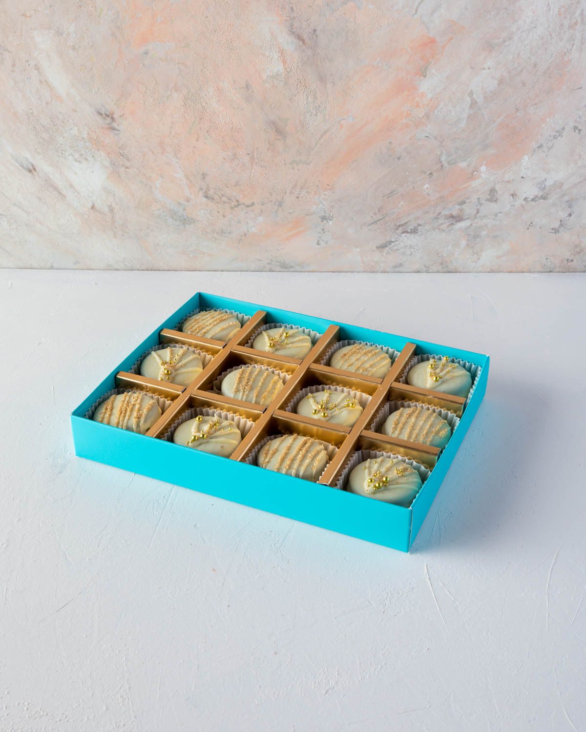 My Glamourous OreosChocolate & ConfectioneryYOUR GIFT CONTAINS 12pcs white chocolate covered Oreos hand designed with golden edible sprinkles Flavors: Oreo cookies, pure white chocolate, edible golden sprinkles Box dimensions: LxBxH: 24x18.5x3.5cm HANDLIN