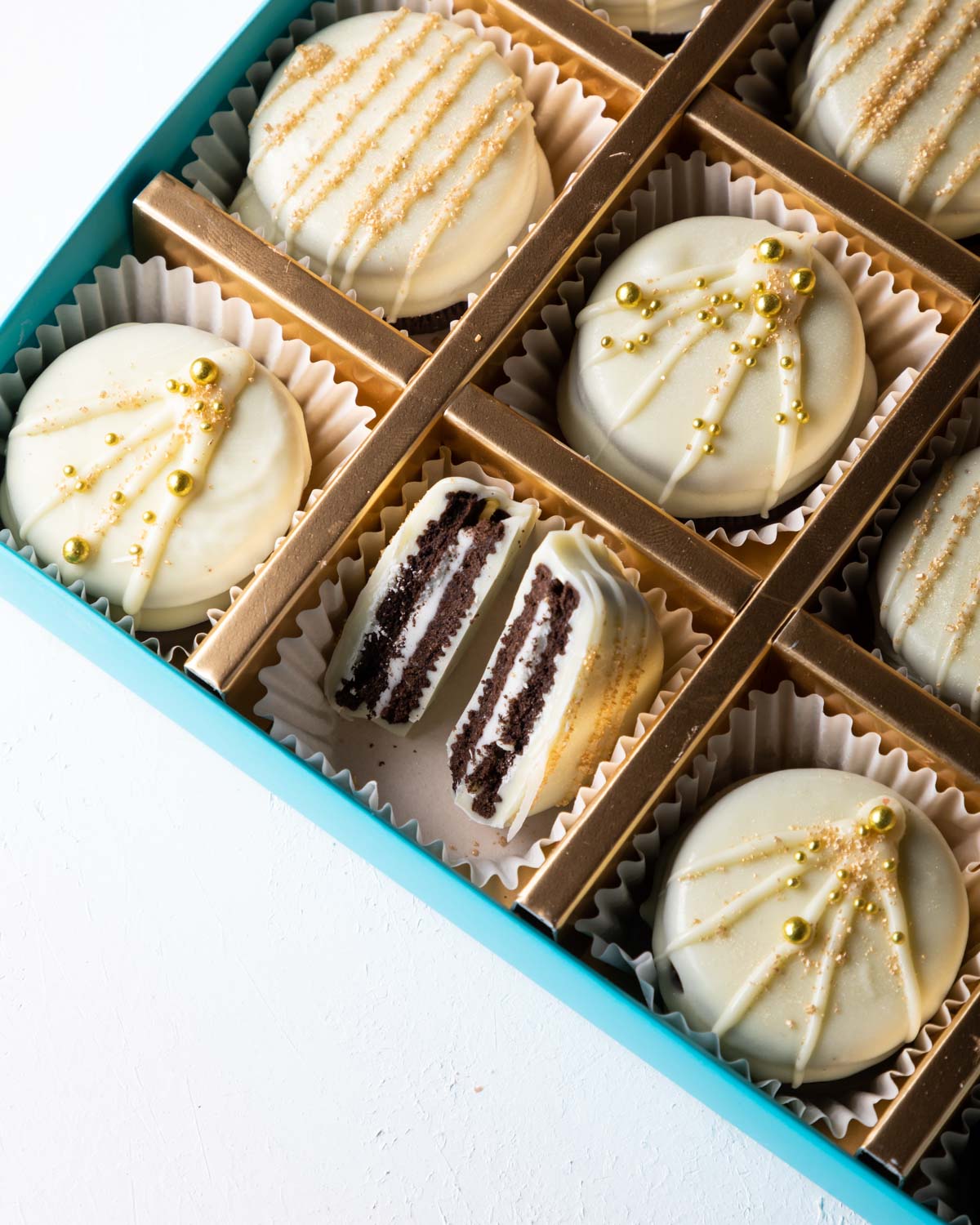 My Glamourous OreosChocolate & ConfectioneryYOUR GIFT CONTAINS 12pcs white chocolate covered Oreos hand designed with golden edible sprinkles Flavors: Oreo cookies, pure white chocolate, edible golden sprinkles Box dimensions: LxBxH: 24x18.5x3.5cm HANDLIN
